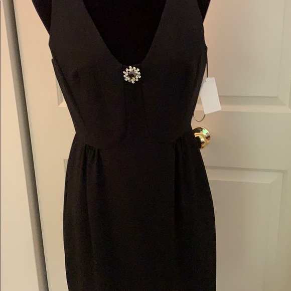 Trina Turk Dresses & Skirts - Trina Turk Black Sleeveless V-Neck Cocktail Dress with Brooch